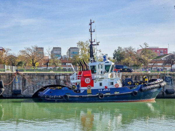 Quels produits sont efficaces pour nettoyer les coques de bateau en fibre de verre?
