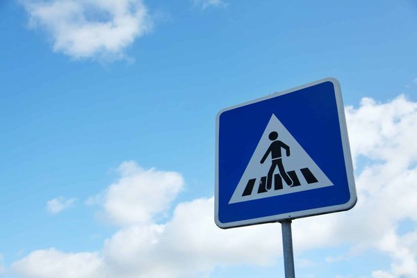 Les bénéfices des dispositifs de signalisation lumineuse pour les piétons dans les zones scolaires